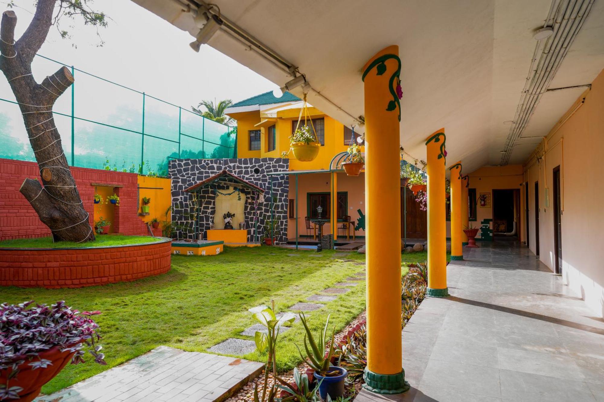 La Courtyard Hotel Puduccseri Kültér fotó