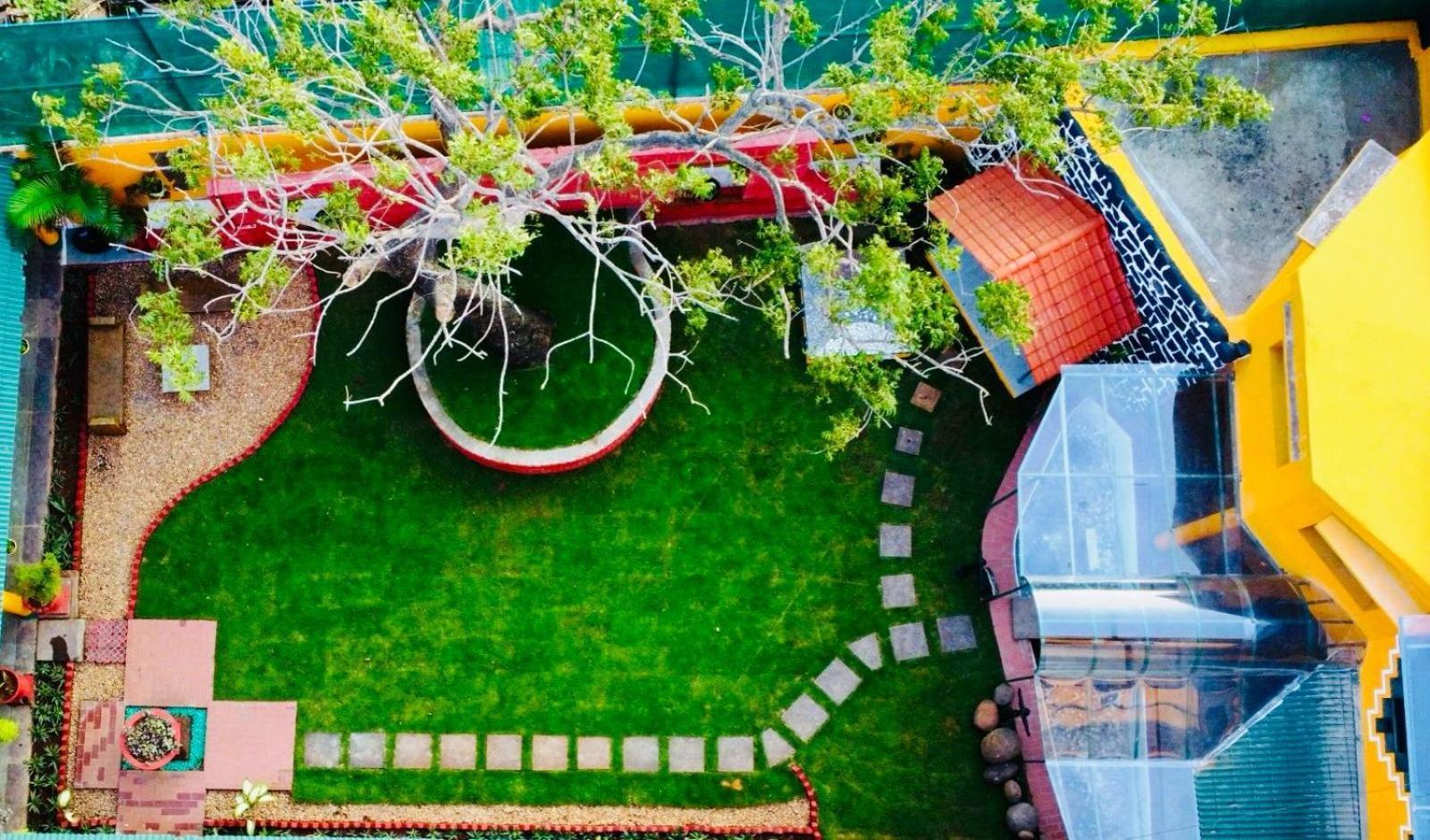 La Courtyard Hotel Puduccseri Kültér fotó