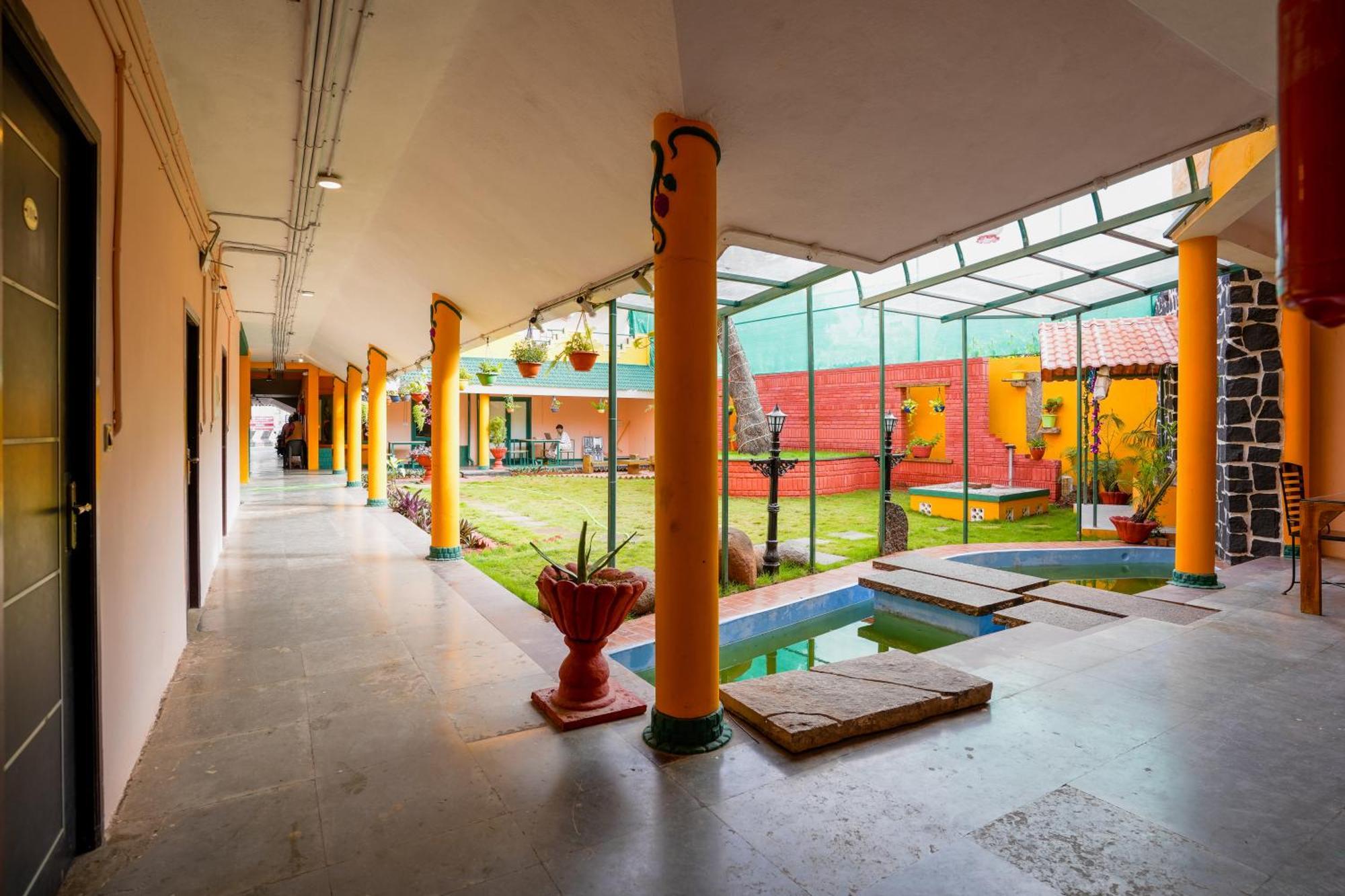 La Courtyard Hotel Puduccseri Kültér fotó